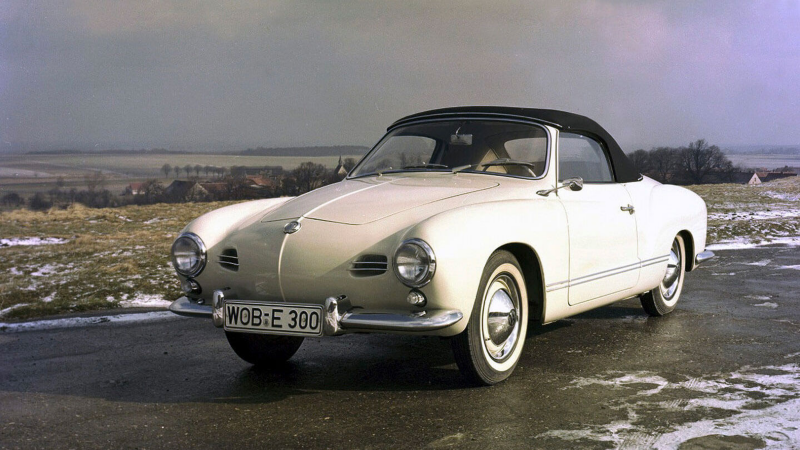 Une VW Karmann Ghia Type 14 Cabriolet de 3/4 avant.