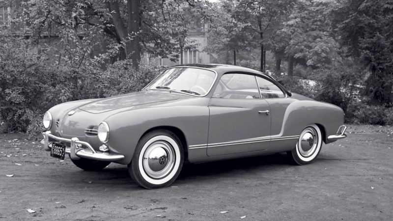 Une VW Karmann Ghia Type 14 Coupé dans une photo noir et blanc.