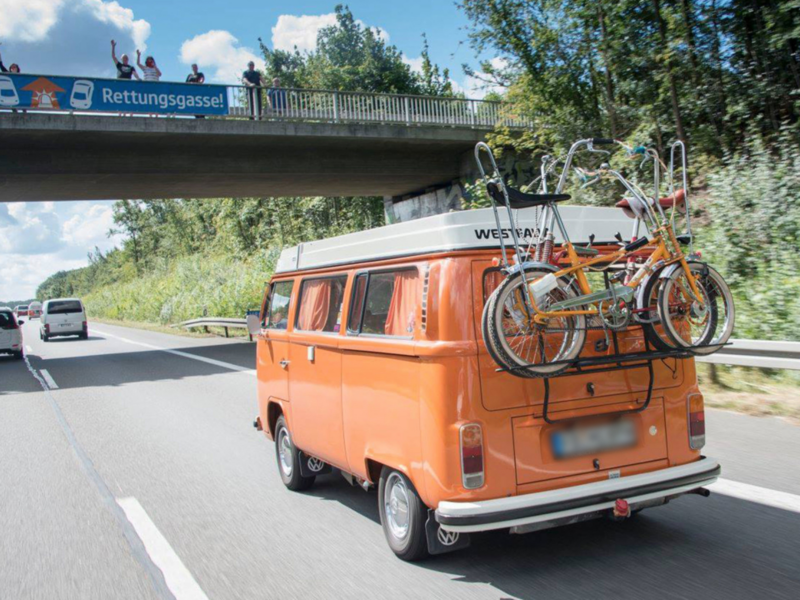 Et gammelt folkevognsrugbrød kører på motorvejen.
