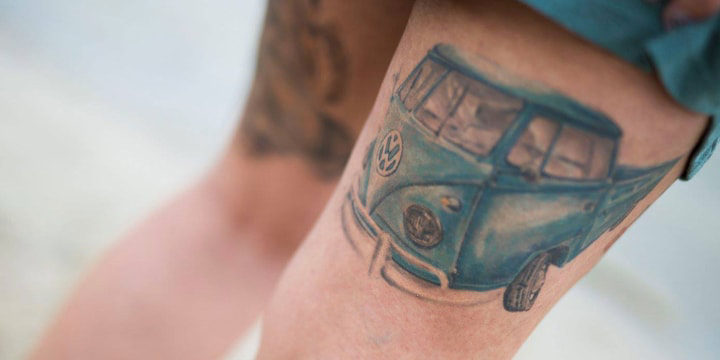 Nærbillede af en tatovering af et folkevognsrugbrød på armen af en gæst på Bulli Summer Festival.