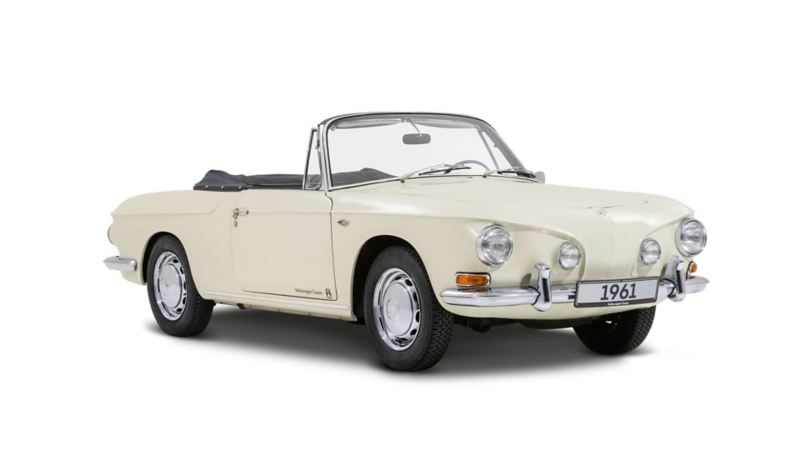 Une VW Karmann Ghia Type 34 Cabriolet sur un fond blanc.