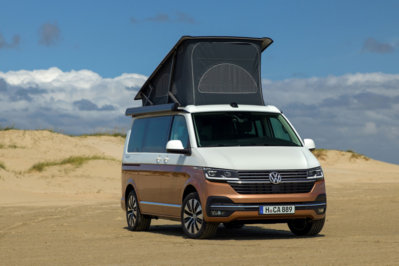 Volkswagen California 6.1 z rozłożonym namiotem dachowym