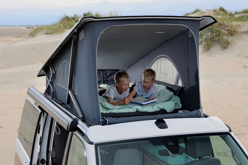 Dzieci w namiocie dachowym Volkswagen California 6.1