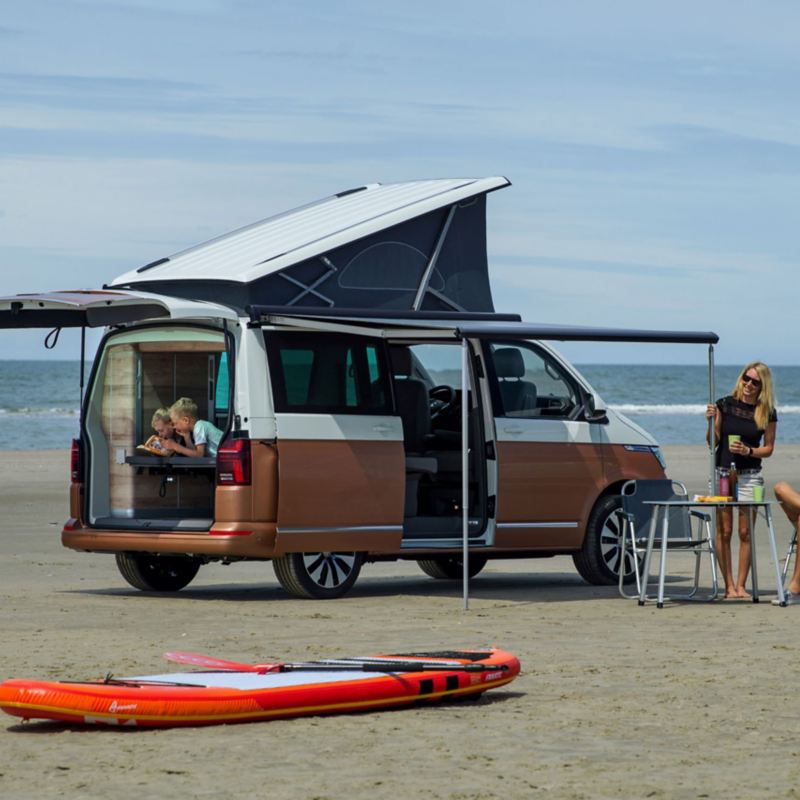 Volkswagen California 6.1 i rodzina na plaży