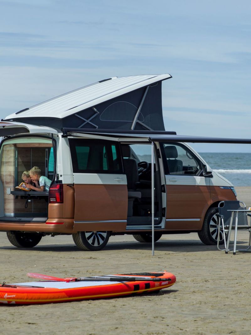 Volkswagen California 6.1 i rodzina na plaży