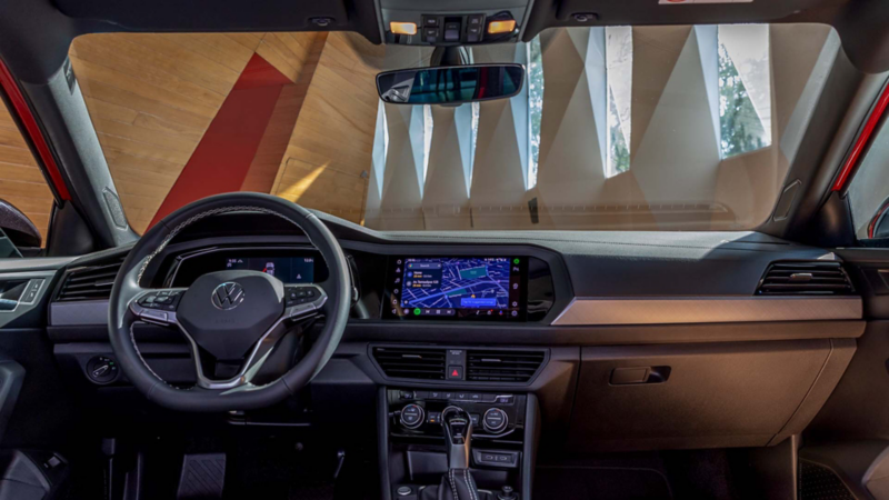 Interior de Jetta seminuevo con volante multifunciones y pantalla táctil en el panel central. 