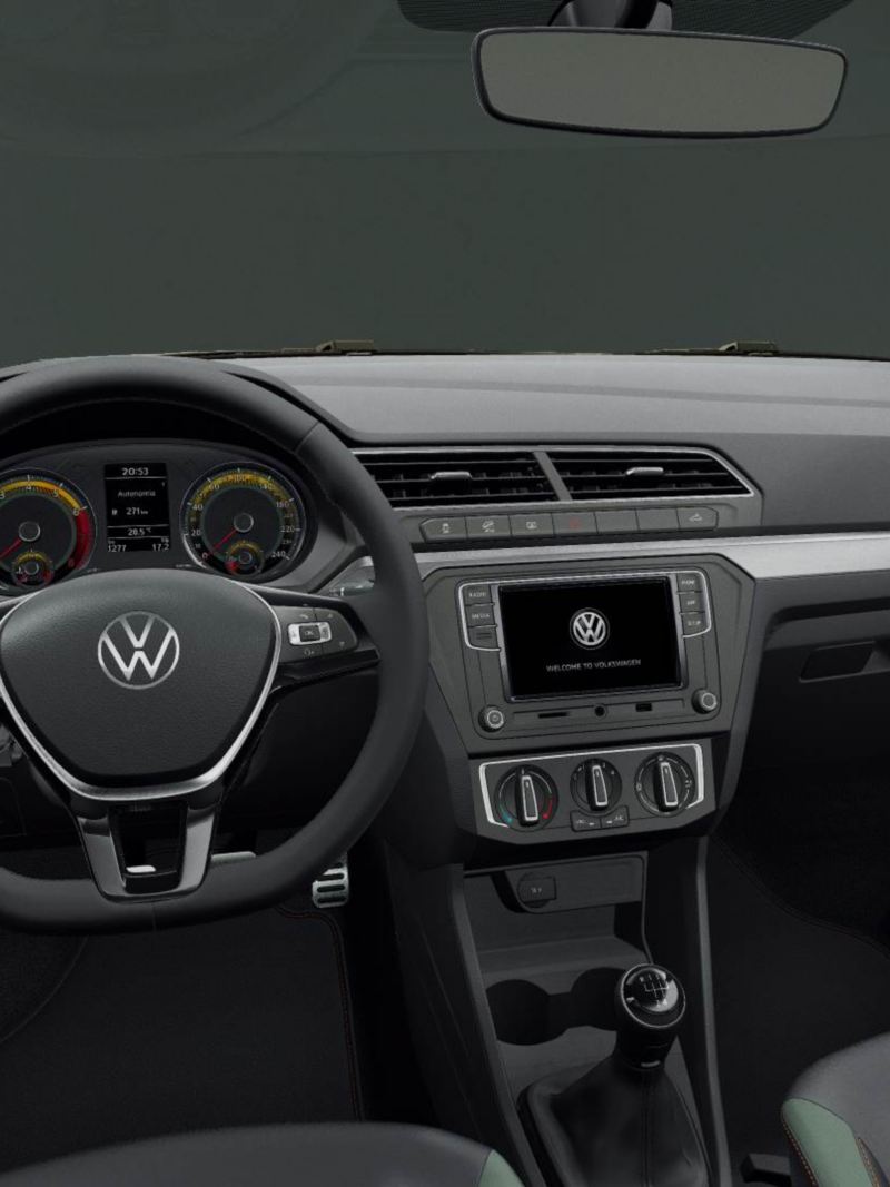 Volante, panel central y pantalla touch en Volkswagen Saveiro Extreme. 
