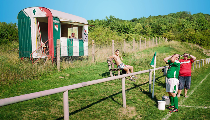 Amateure auf einem Fußballplatz