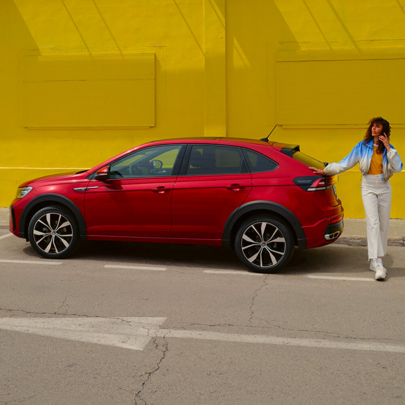 Taigo stationné devant un mur jaune