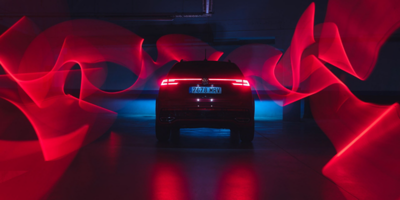 Parte trasera de un Volkswagen Taigo en una zona oscura con luces rojas
