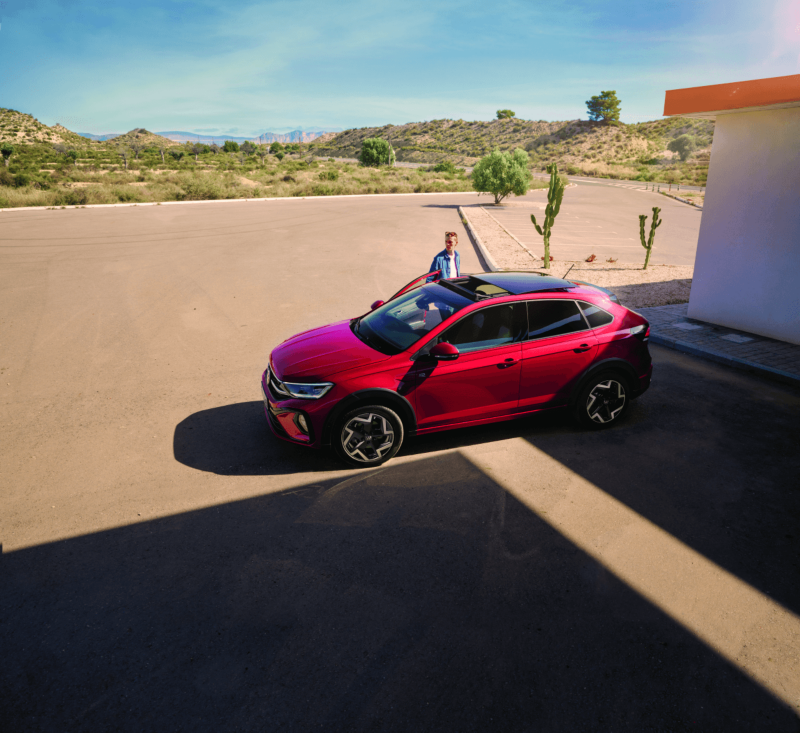 czerwony Taigo i mężczyzna stojący za nim