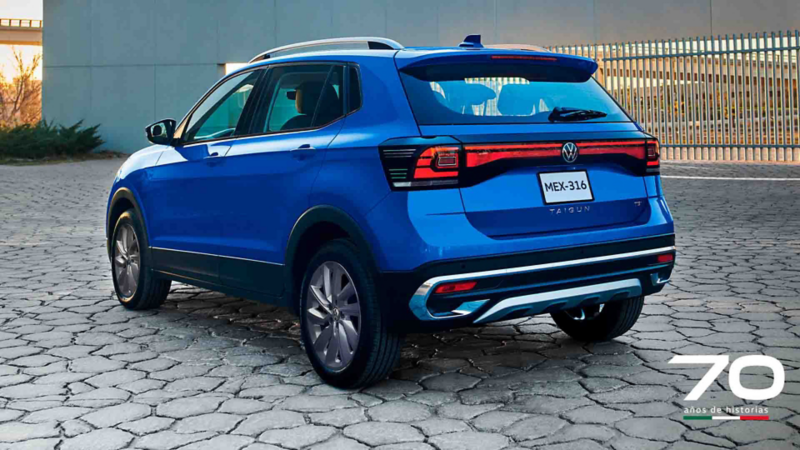 Volkswagen Taigun. Camioneta SUV compacta en color azul. 