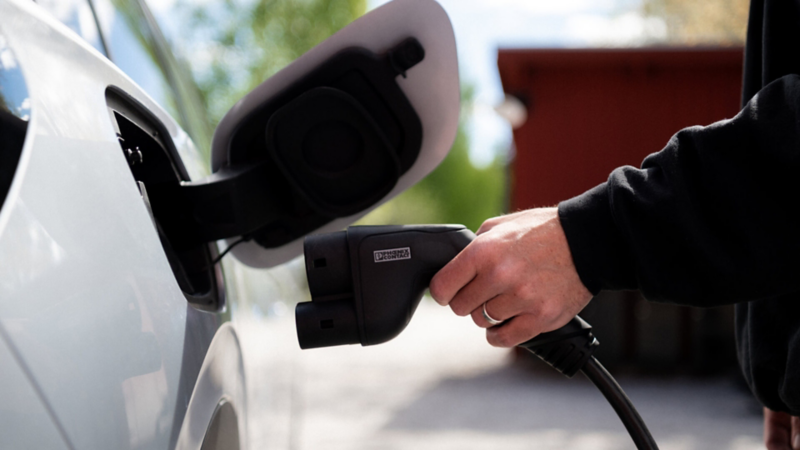 podpinanie kabla zasilającego do elektrycznego VW