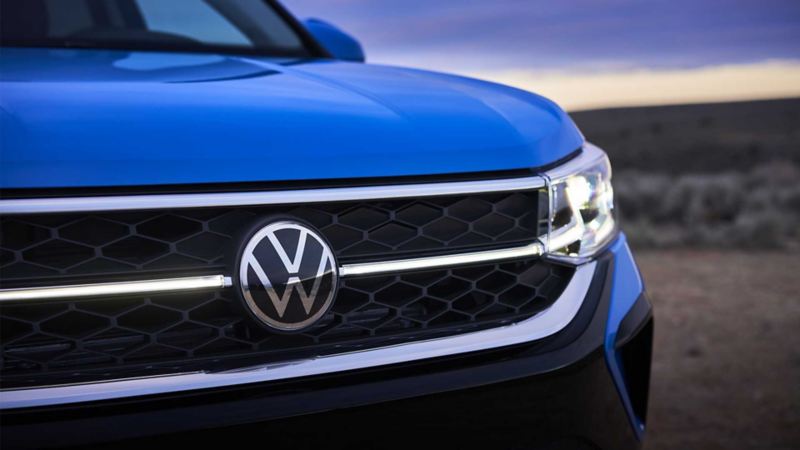 Volkswagen Taos 2022, camioneta SUV de Volkswagen en color azul y parrilla con logo VW. 