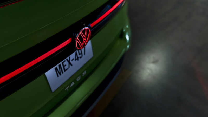 Logo trasero iluminado de Volkswagen Taos 2025.