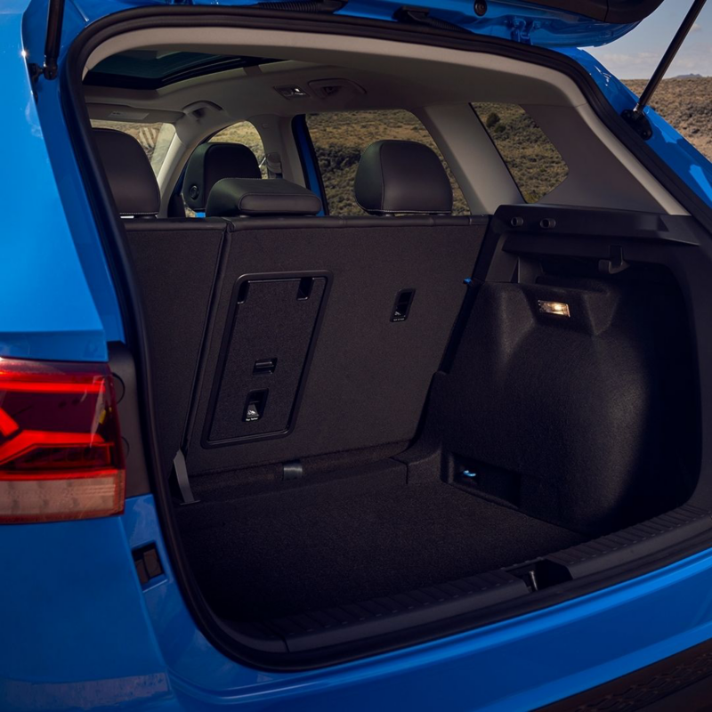 Imagen del interior de la cajuela de SUVW Taos 2021 en color azul.