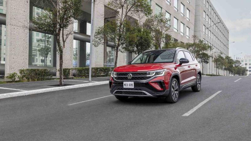 Taos 2022 - Camioneta SUV de Volkswagen color rojo que transita en una calle en CDMX.