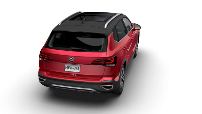 Taos VW. Camioneta SUV en color rojo. Vista a puerta trasera, faros traseros, logo VW y nombre de modelo.