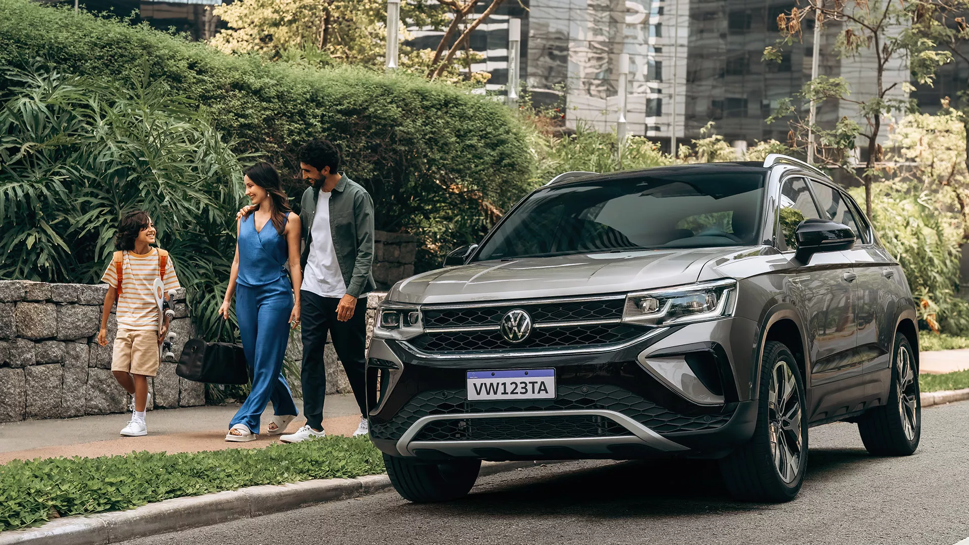 Família em frente a um Volkswagen, representando a experiência Luson Fest Show