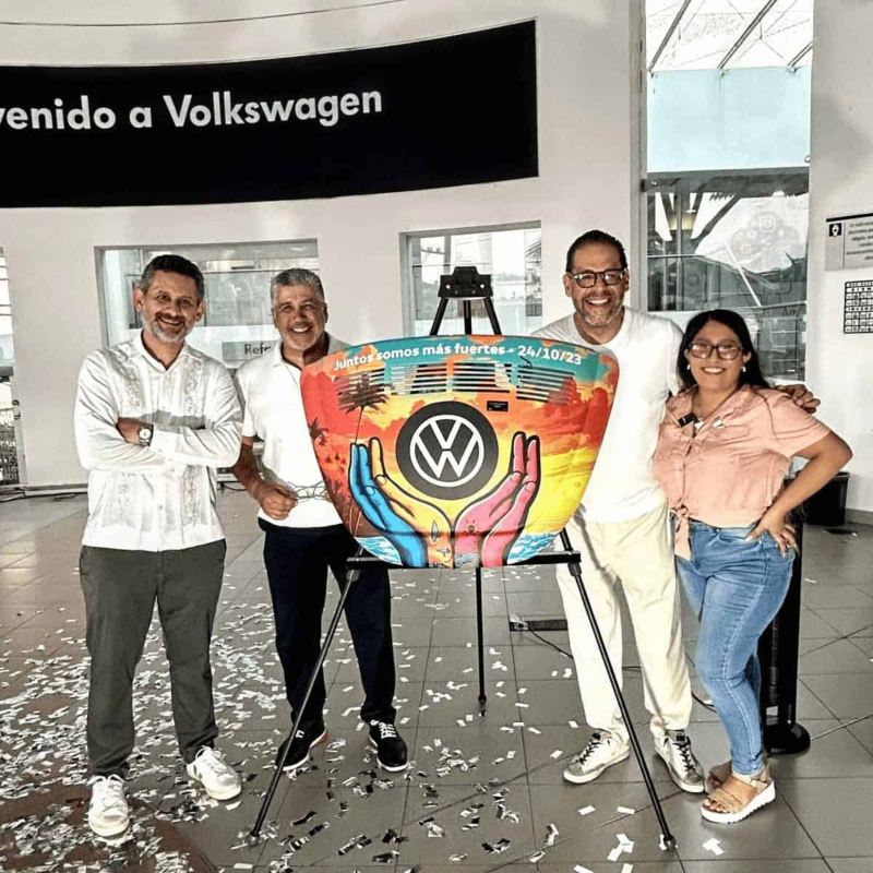 Sheila Pérez e integrantes de Volkswagen en Acapulco con tapa de vocho personalizada.