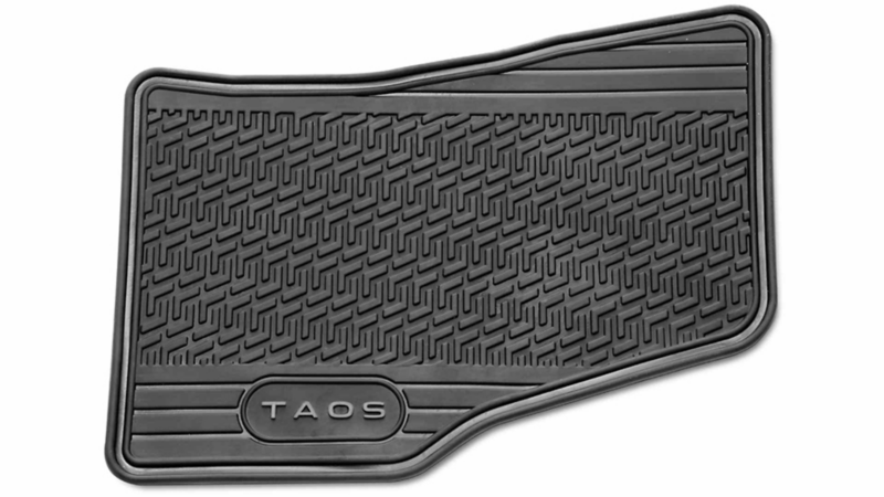 Tapete para camioneta Taos hecho de coma con relieve y nombre de modelo.
