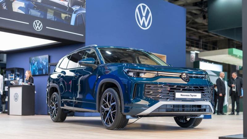 Le Volkswagen Tayron sur le stand du mondial de l'auto 2024.