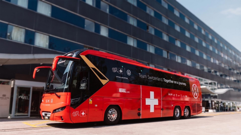 Bus dell’Associazione Svizzera di Calcio davanti a un edificio.