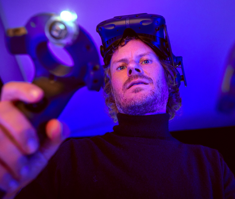 Leo a des lunettes de réalité virtuelle sur le front.