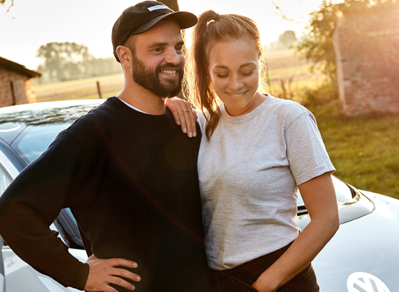Anna i Marcus przed samochodem koncepcyjnym ID.