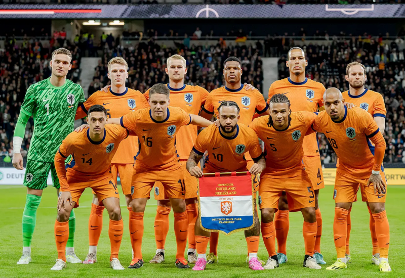 Nederlands elftal staat opgesteld voor een foto in een stadion op het veld