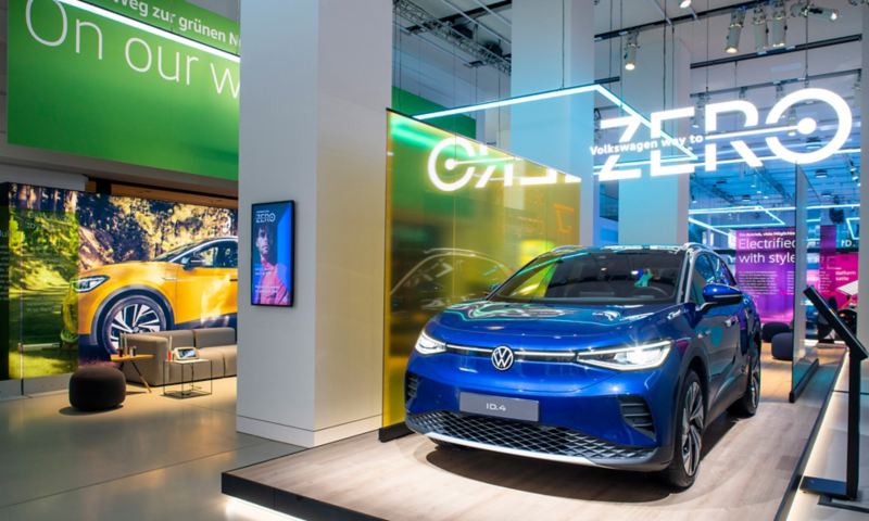 Ein ID.4 steht in der way To Zero-Ausstellung