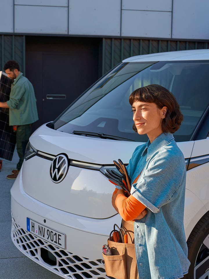 Una persona de pie frente a una VW ID. Buzz Cargo blanca.