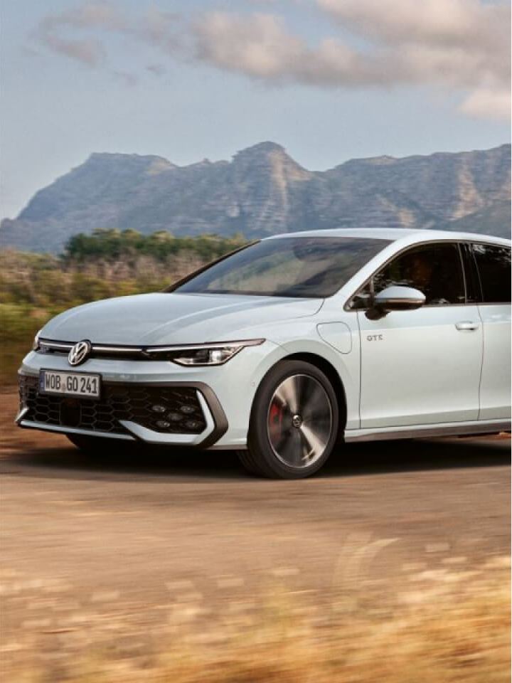 Volkswagen Golf híbrido enchufable blanco en una pista de montaña