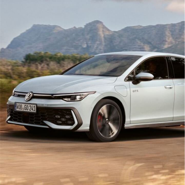 Volkswagen Golf híbrido enchufable blanco en una pista de montaña