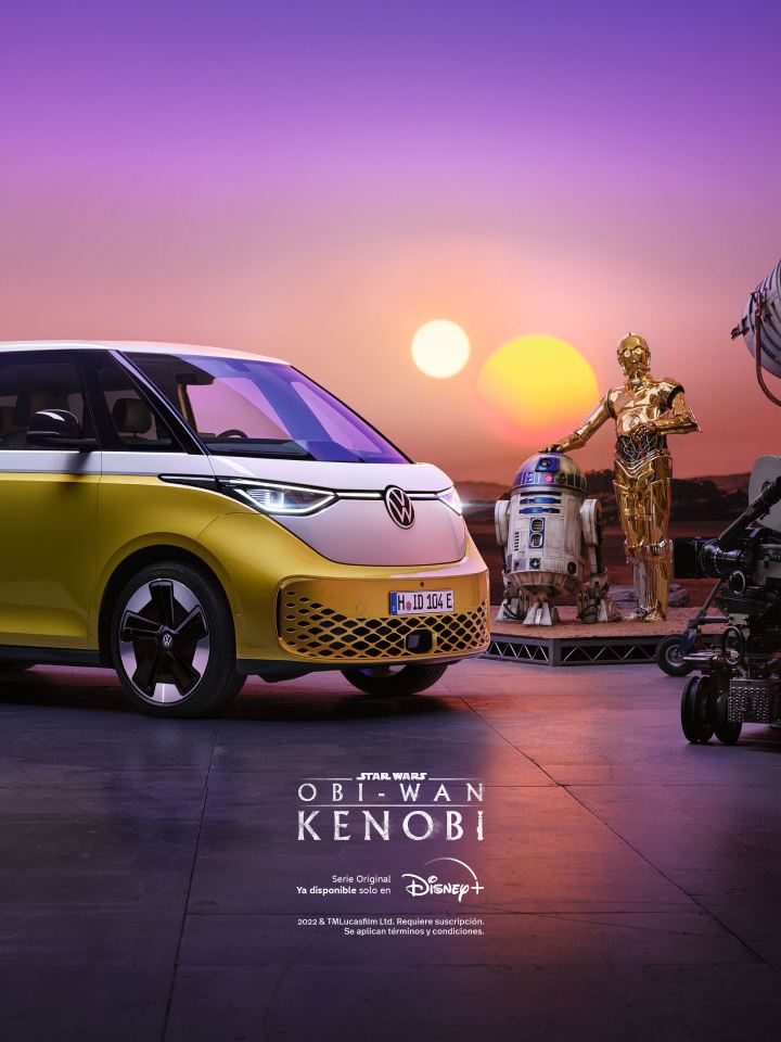 Volkswagen ID. Buzz bicolor en un paisaje con dos soles, androides y el logo de Disney+