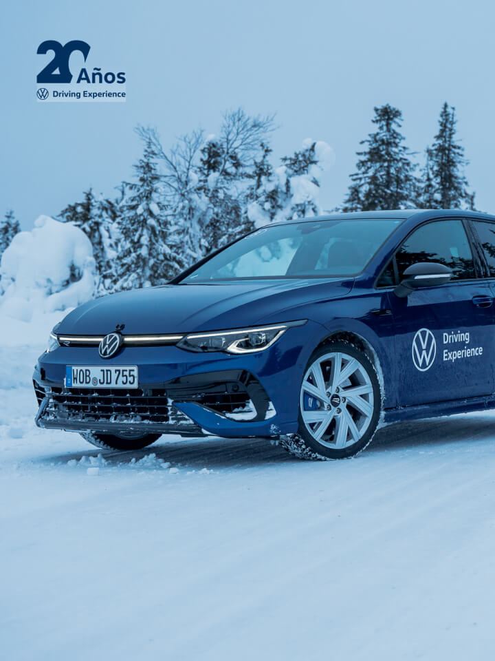 VW Golf con el logo de Driving Experience en un paisaje nevado