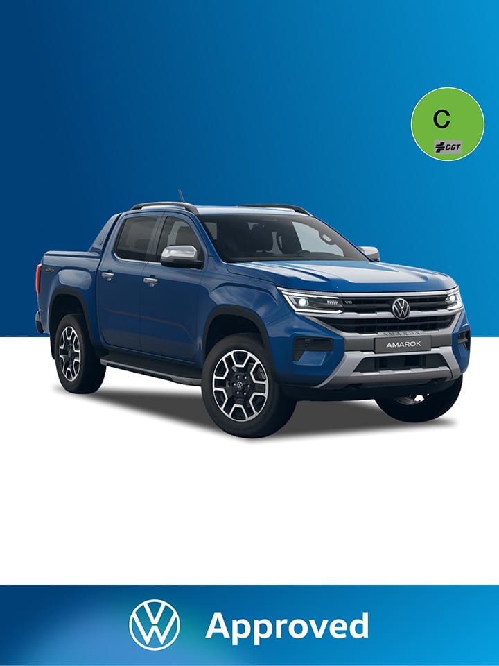 Un Amarok de ocasión sobre un fondo en tonos azules con las etiquetas de la DGT