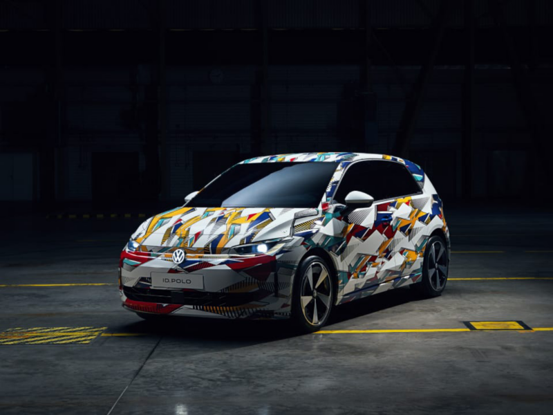 Volkswagen ID. Polo con estampado geométrico en un parking oscuro