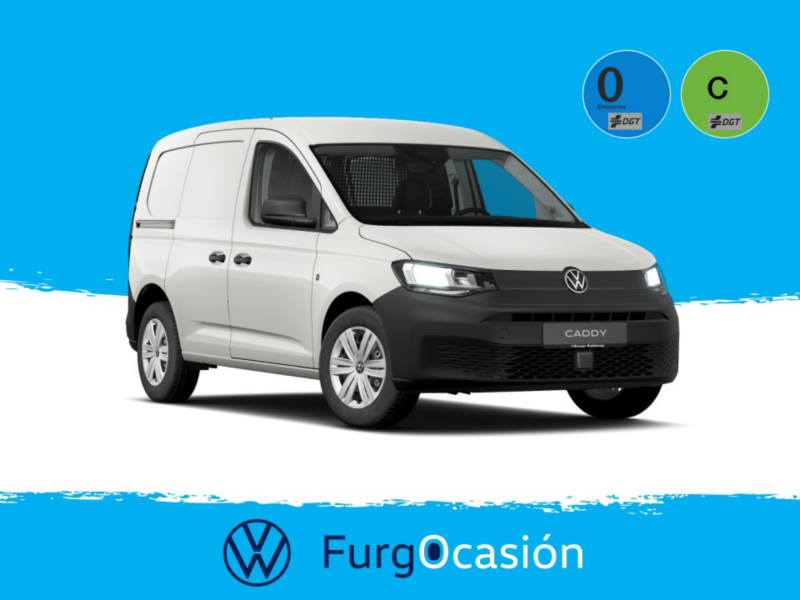 Una Caddy Cargo de ocasión blanca de Volkswagen con el rótulo de Furgocasión sobre un fondo en tonos azules con las etiquetas de la DGT