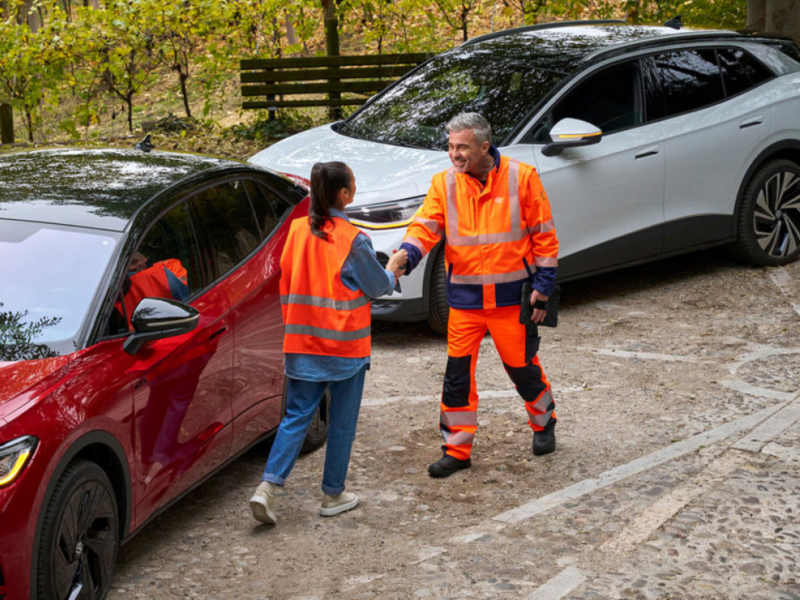 Una mujer un agente de servicio Volkswagen