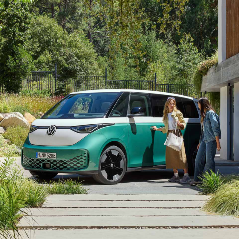 volkswagen electrico id buzz en una carretera de montaña