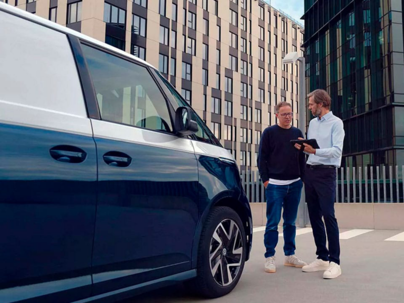 Personas delante de su furgo VW
