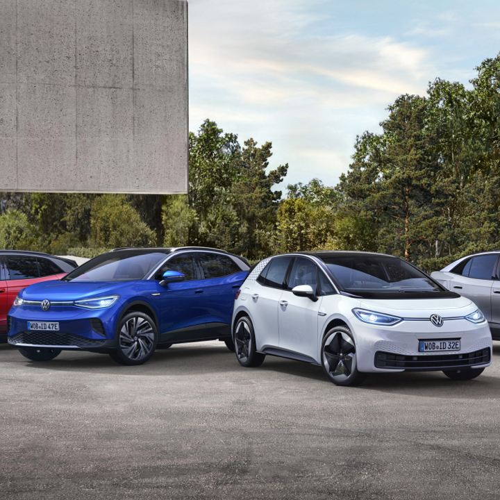 Gama de los modelos Volkswagen eléctricos con un fondo de bosque