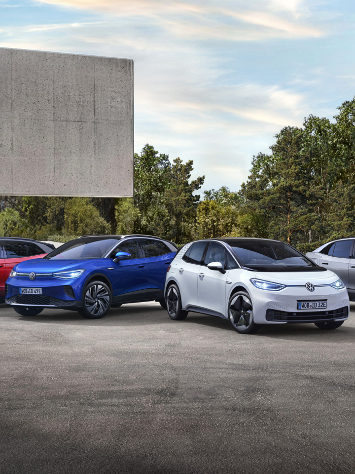 Gama de los modelos Volkswagen eléctricos con un fondo de bosque