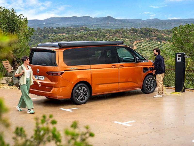 Un Volkswagen de más de 7 plazas de ocasión Volkswagen aparcado mientras se recarga en un espacio natural
