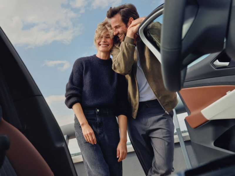 Dos personas felices porque han financiado su nuevo Volkswagen