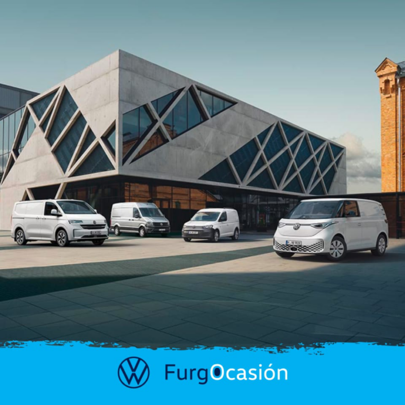 Las furgos de ocasión de Volkswagen aparcadas en un exterior laboral con el logo de Furgocasión debajo en azul