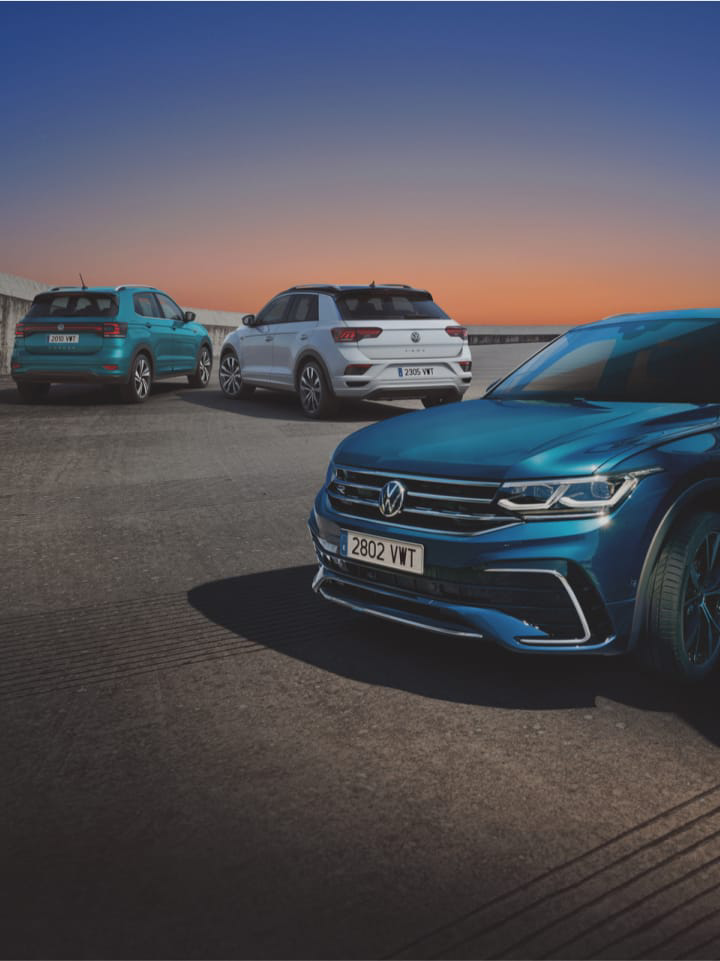 Un T-Cross, un Tiguan y un T-Roc de Volkswagen en un parking