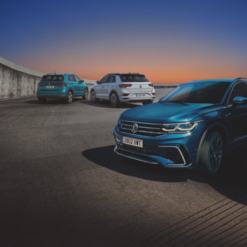 Modelos de la gama SUV de Volkswagen en un parking al atardecer