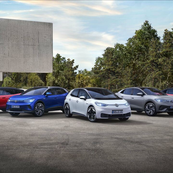 Gama de coches Volkswagen eléctricos estacionados en el exterior